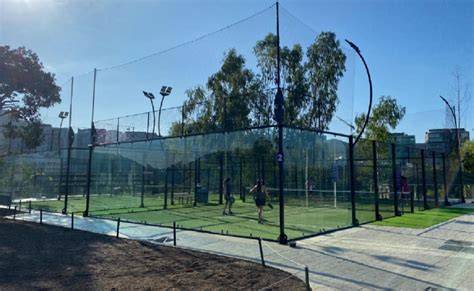 Complejo deportivo con canchas de tenis y pádel