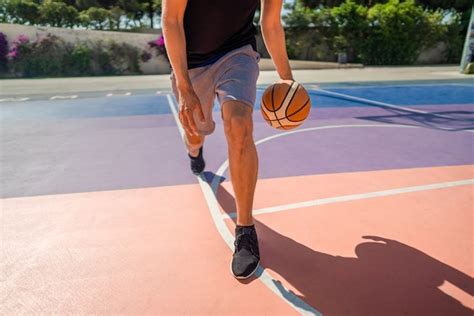 Jugador de minibasket botando balón