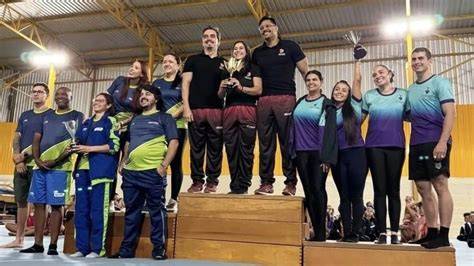 Podio de campeonato escolar de vóleibol