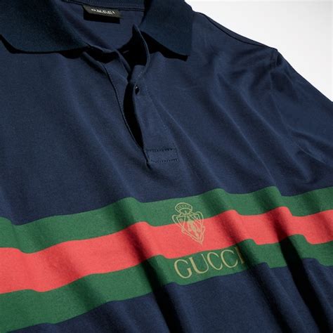 Detalle de tribanda Web en polo Gucci