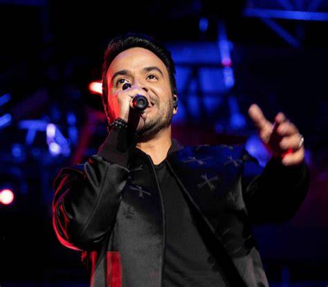 Luis Fonsi cantando en Lima 2019