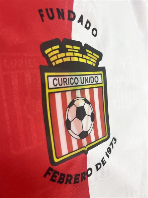 Claudio Meneses con camiseta de Curicó Unido