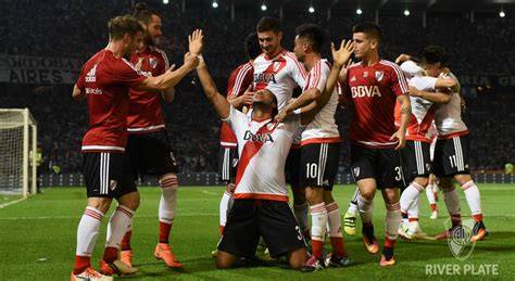 Arturo Mina celebra gol ante Talleres
