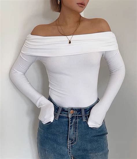 Modelos de camisetas con hombros descubiertos