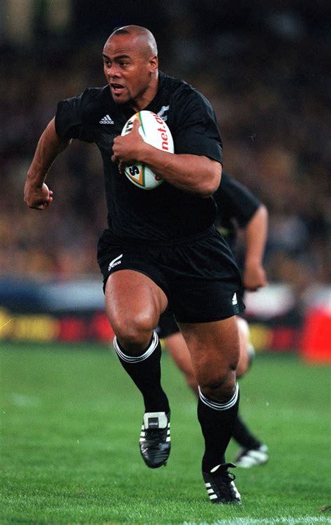 Jonah Lomu superando defensores