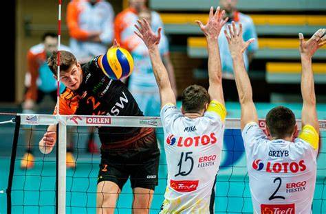 Jugador opuesto atacando en voleibol
