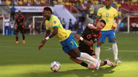 VAR revisa falta de Vinícius sobre defensor