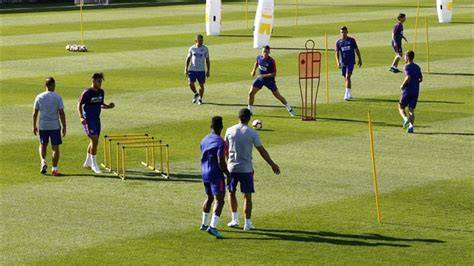 Entrenamiento de fútbol adulto en cancha