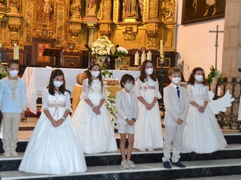 Niños participando en misa de Primera Comunión