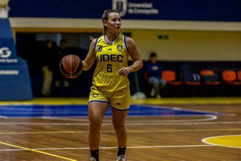 Jugadora de básquetbol en cancha