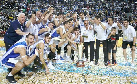 Equipo juvenil de baloncesto celebrando campeonato
