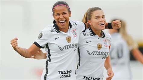 Jugadoras del Corinthians Femenino con camisetas reivindicativas