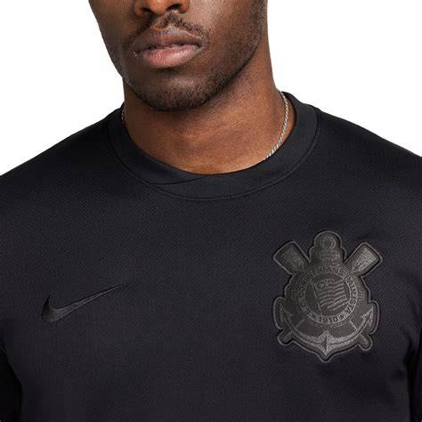 Detalle camiseta morada Corinthians escudo dorado