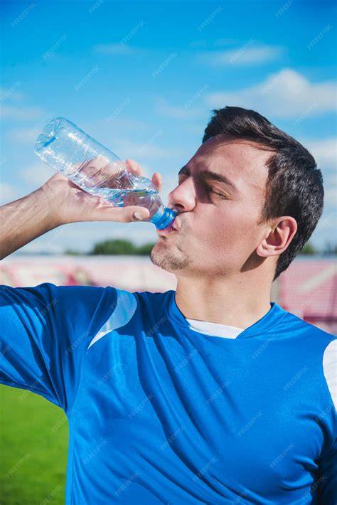 jugador de fútbol bebiendo agua