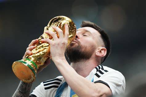Messi levantando trofeo con Argentina