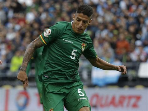 Nelson Cabrera con camiseta de Bolivia