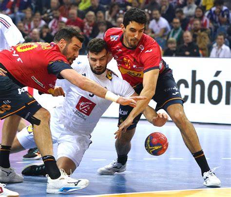 Defensor interceptando pase de balonmano