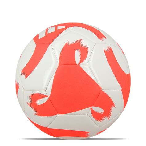 balón Adidas de futsal sobre pista