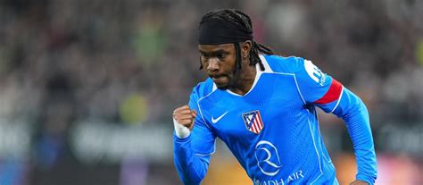 Ademola Lookman con camiseta del Atlético de Madrid