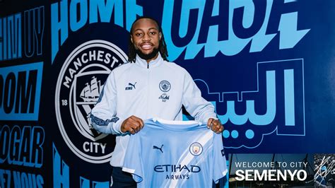 Antoine Semenyo jugando con el Manchester City