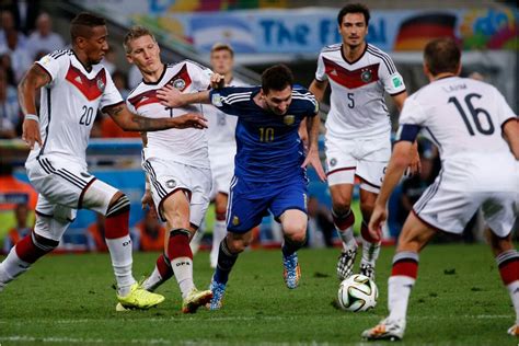Bastian Schweinsteiger con la Copa Mundial