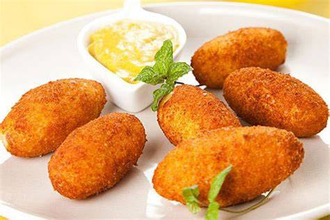 Croquetas de pescado doradas en sartén