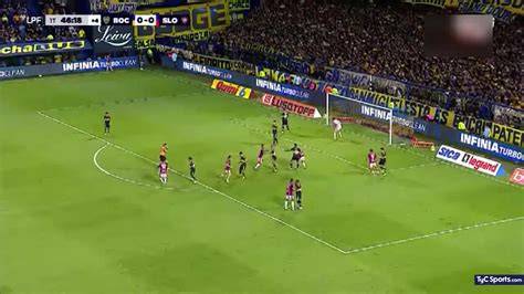 Cabezazo de Hernández al travesaño