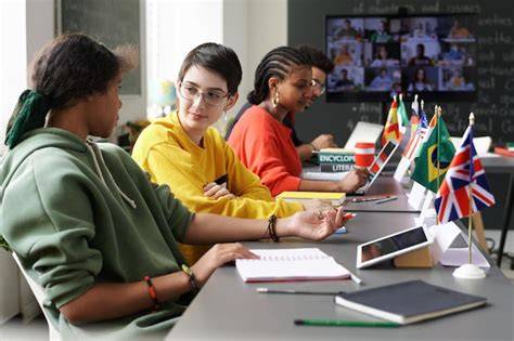Estudiantes internacionales en aula de inglés