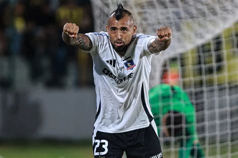 Arturo Vidal celebra con Colo Colo