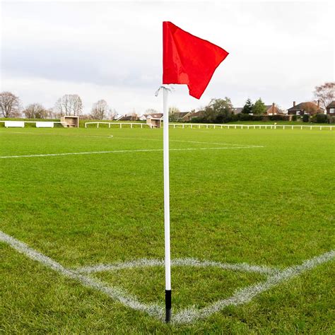 banderines de córner en cancha de fútbol