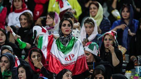 Mujeres iraníes disfrazadas para entrar estadio