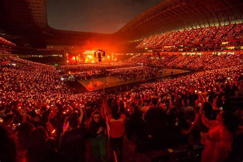 Estadio lleno durante concierto multitudinario