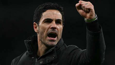 Mikel Arteta en el banquillo del Arsenal