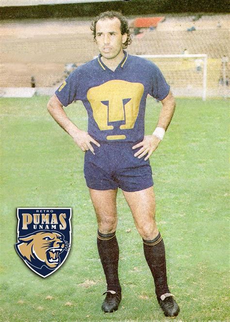 Juan Carlos Vera con camiseta de Pumas