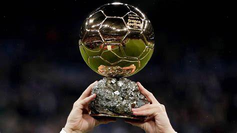 Balón de Oro casero dorado sobre pedestal