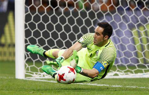 Claudio Bravo atajando cabezazo de Agüero
