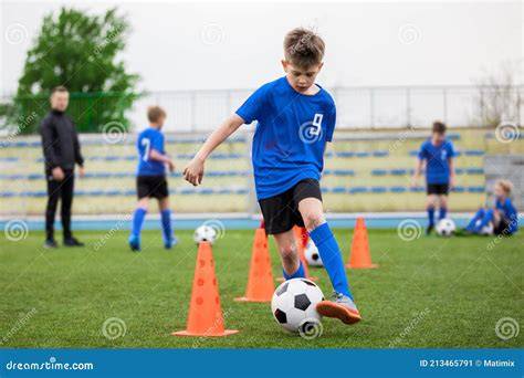 niños entrenando fútbol en academia