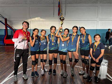 equipo femenino de voleibol Sub 13 campeón