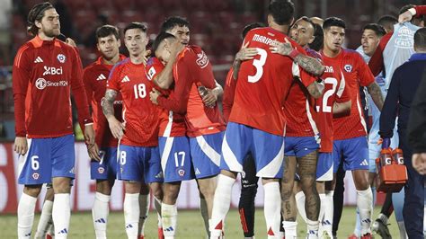 Selección Chilena celebrando triunfo en cancha