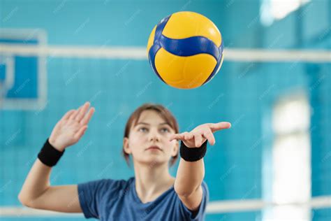 niños practicando voleibol con pelota ligera