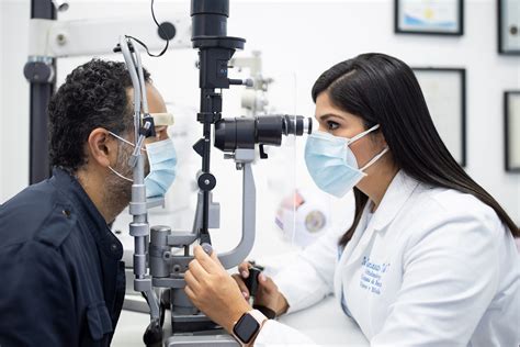 Examen oftalmológico con médico especialista