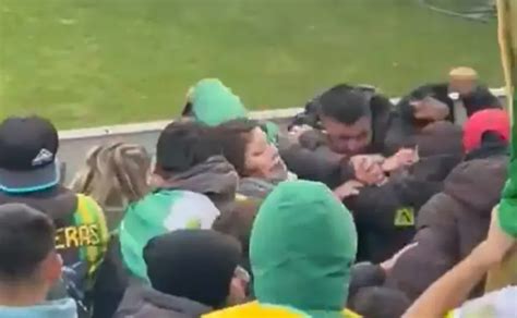 Conflicto entre facciones en estadio