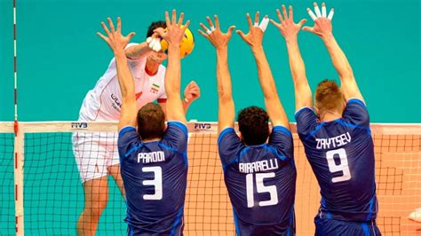 Atacante frente a bloqueo de voleibol