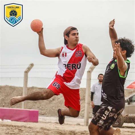 Trinidad Ramírez jugando balonmano playa