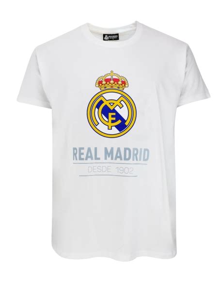 Escudo del Real Madrid sobre camiseta blanca
