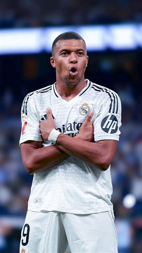 Presentación de un jugador con camiseta del Real Madrid