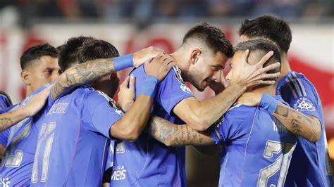 Hinchas de Universidad de Chile besándose