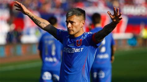 Charles Aránguiz saludando hinchas de la U