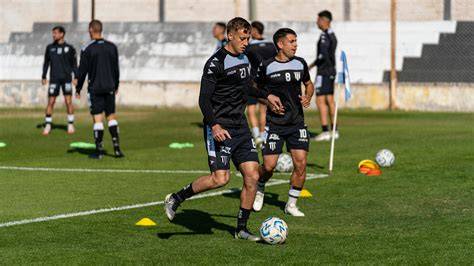 jóvenes futbolistas entrenando en Valdebebas
