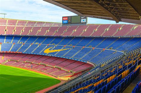 Interior del estadio con gradas y campo